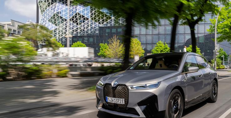 https://www.deutsche-versicherungsboerse.de/images/artikel-slider/maklerprozesse/966/bmw ix_resized.jpg